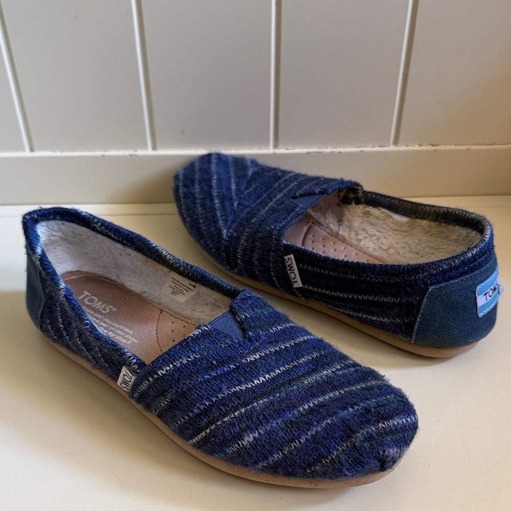 TOMS Navy Striped, Fur-Lined Shoes